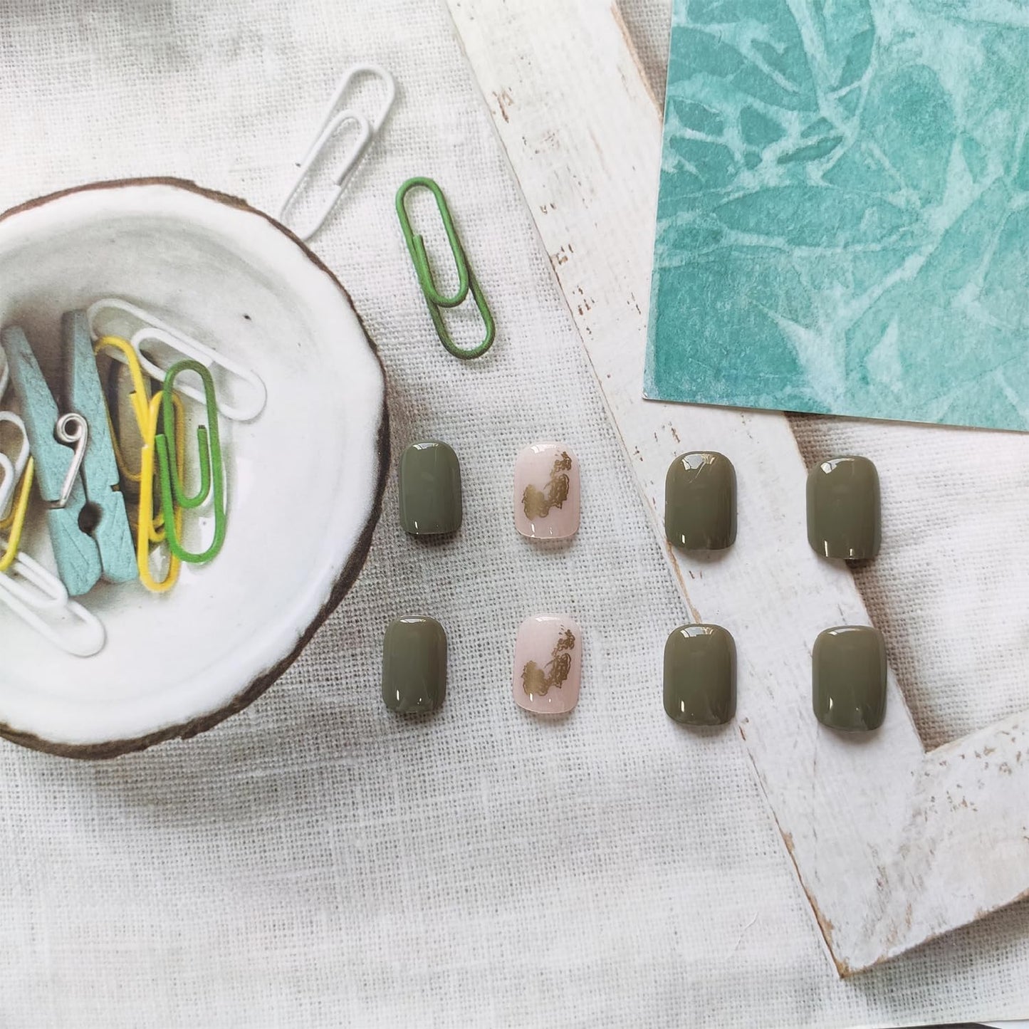 Press on Nails - Short Square False Nails with Glitter Designs, White Acrylic Leopard Artificial Full Cover Glue on Glossy Stick on Nails for Women