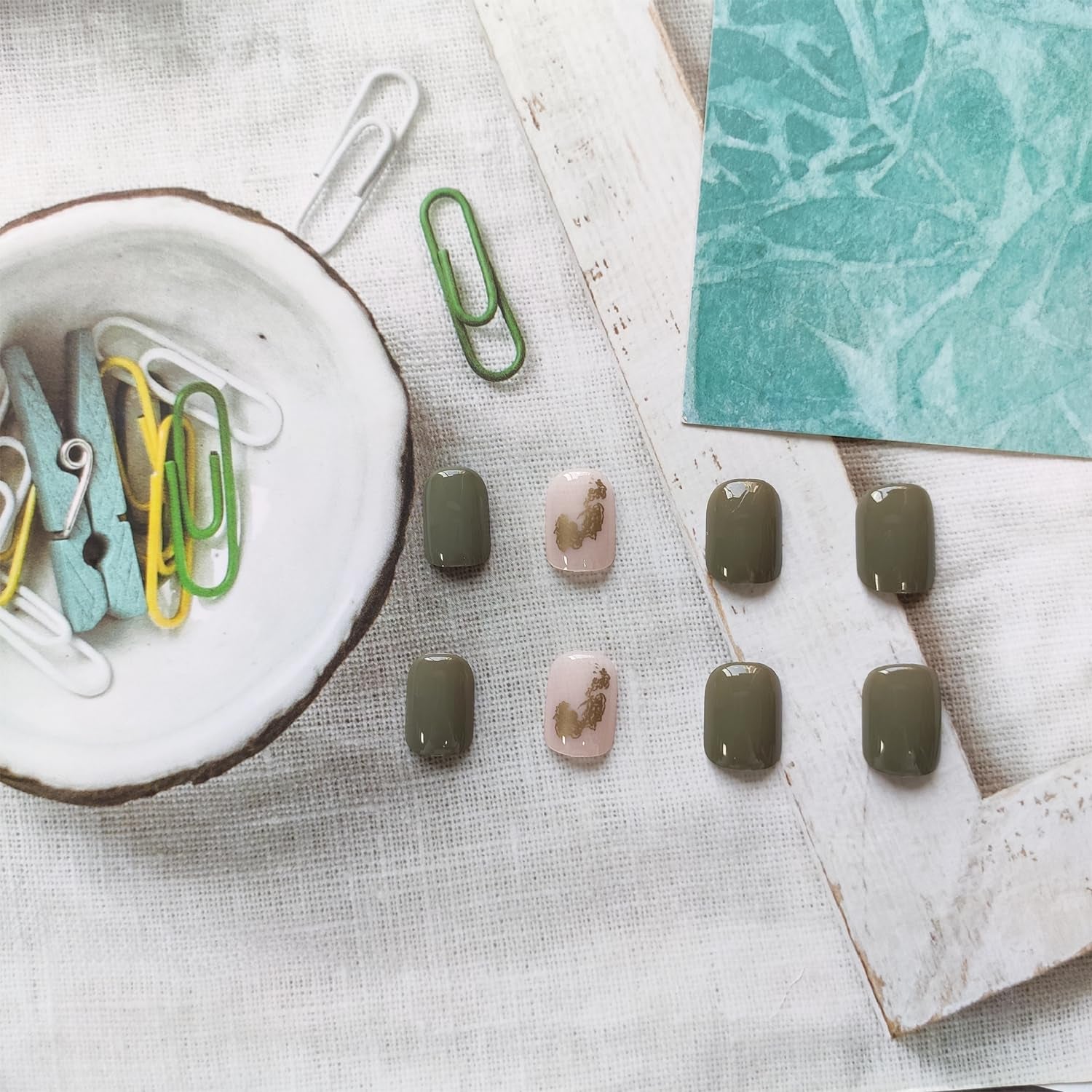 Press on Nails - Short Square False Nails with Glitter Designs, White Acrylic Leopard Artificial Full Cover Glue on Glossy Stick on Nails for Women