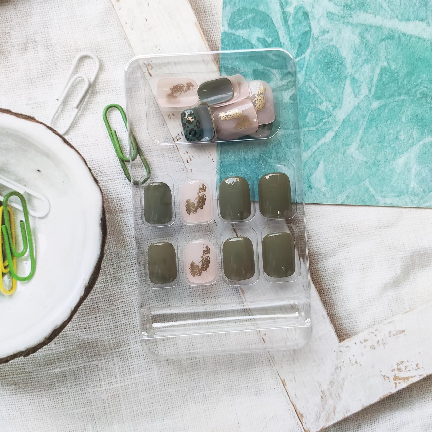 Press on Nails - Short Square False Nails with Glitter Designs, White Acrylic Leopard Artificial Full Cover Glue on Glossy Stick on Nails for Women